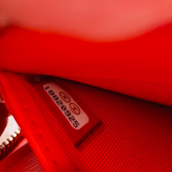 CHANEL Patent Stripped Wallet - Picture 4 of 8